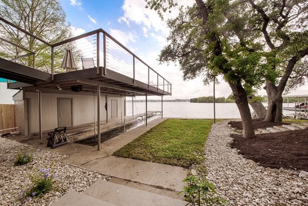 Exterior, Lake