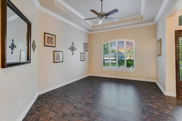 Empty room, Interior