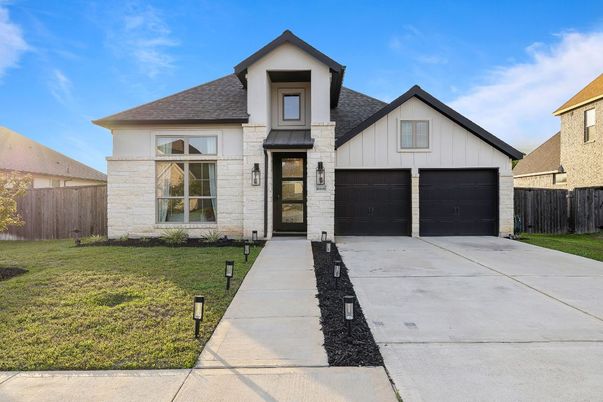 Attached, Exterior, Facade, Farmhouse