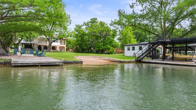Exterior, Lake