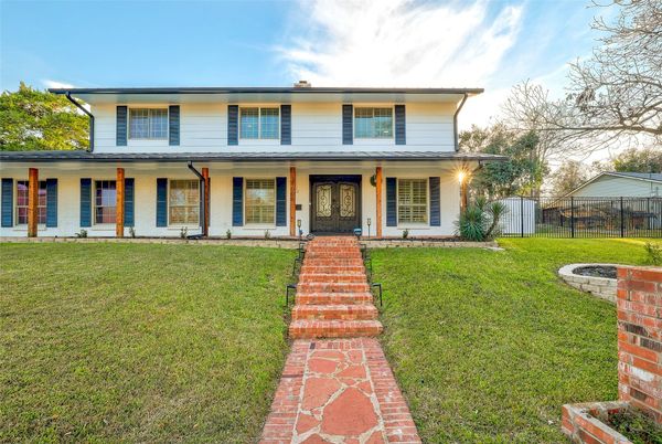 Exterior, Facade, American Foursquare