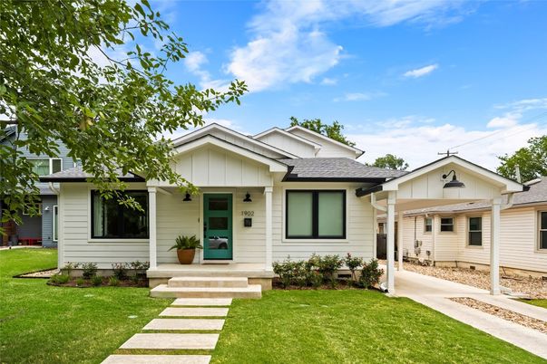 Exterior, Facade, Ranch