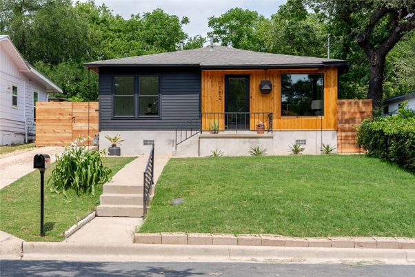 Exterior, Facade, Split Level