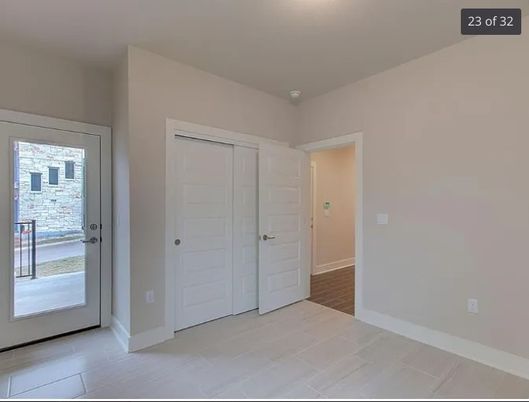 Empty room, Interior