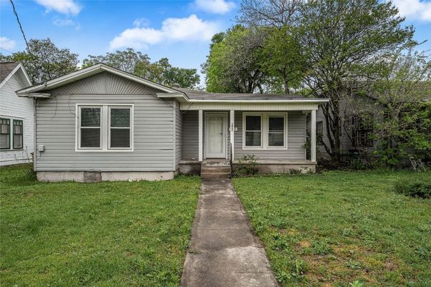 Exterior, Facade, Ranch