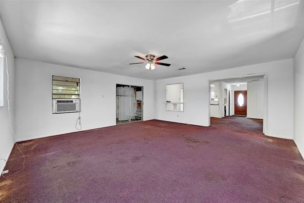 Empty room, Interior
