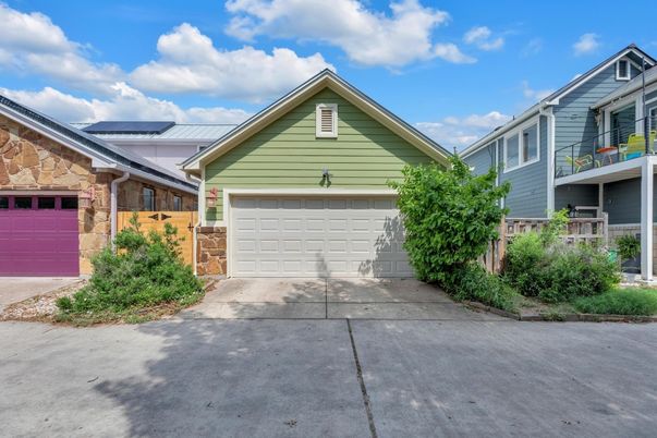 Attached, Exterior, Facade, Solar Panels, American Craftsman