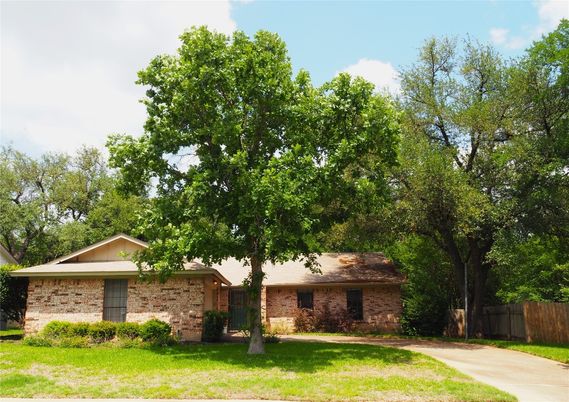 Exterior, Facade, Brick Facade, Ranch