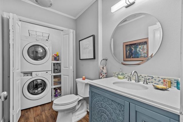Bathroom, Interior, Utility Closets, Washer, Wood Texture Flooring