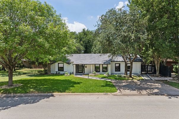Backyard, Exterior, Facade, Ranch