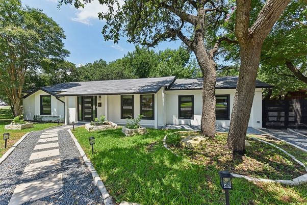 Exterior, Facade, Ranch