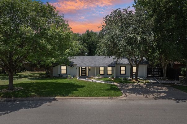 Exterior, Facade, Ranch