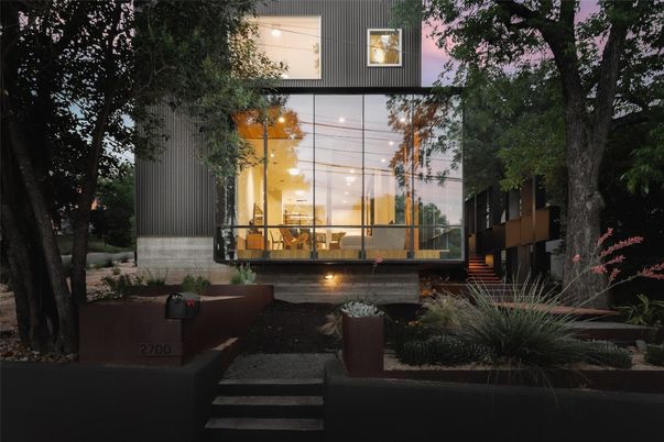 Exterior, Facade, Modern