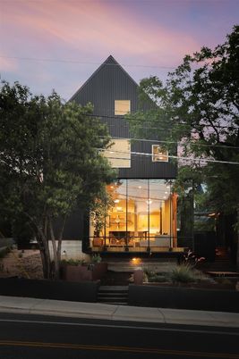 Exterior, Facade, Modern