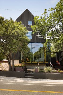 Exterior, Facade, Modern