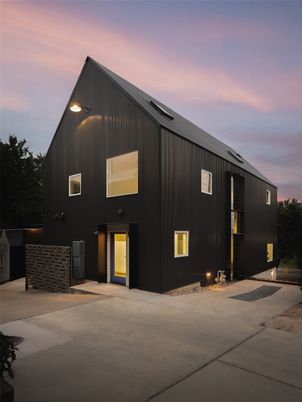 Exterior, Facade, Modern