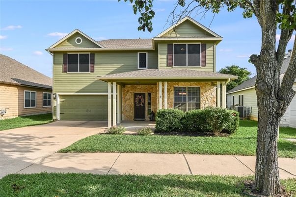 Attached, Exterior, Facade, American Craftsman