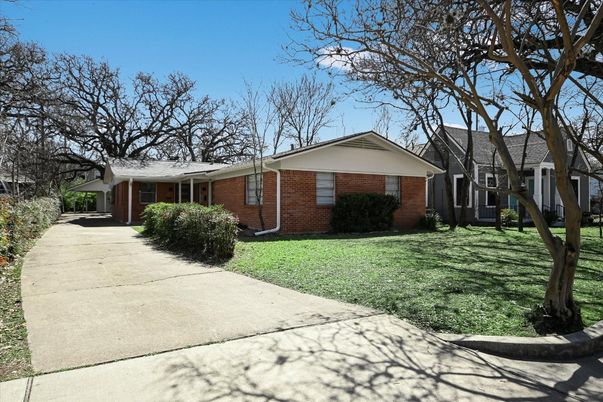 Exterior, Facade, Brick Facade, Ranch