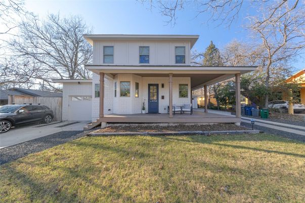 Attached, Exterior, Facade, American Foursquare