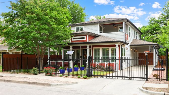 Exterior, Facade, American Foursquare