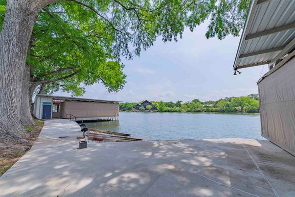 Exterior, Lake