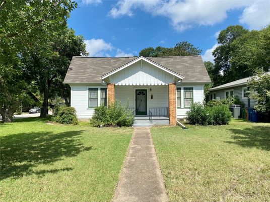 Exterior, Facade, Brick Facade, Ranch
