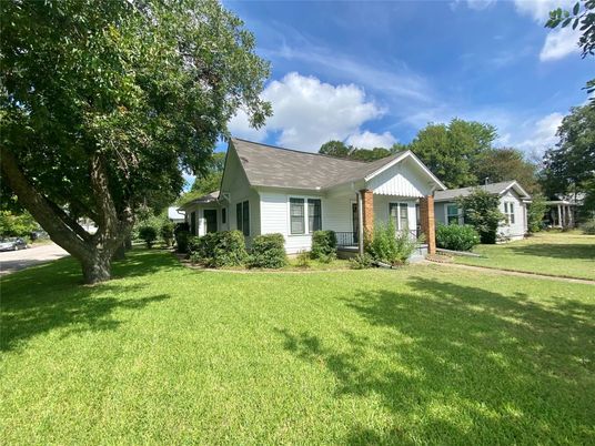 Backyard, Exterior, Facade, Ranch
