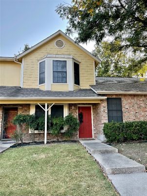 Exterior, Facade, Brick Facade, Split Level