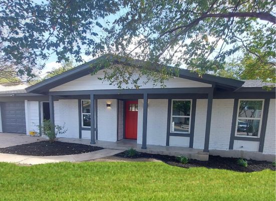 Exterior, Facade, Ranch