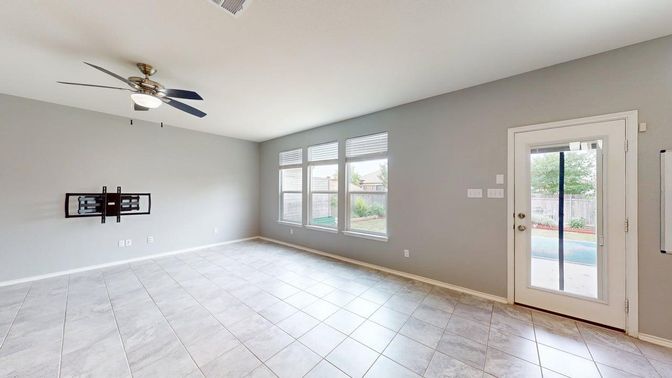 Empty room, Interior