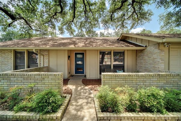 Exterior, Facade, Brick Facade, Ranch