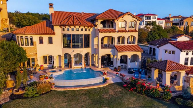Exterior, Facade, Pool, Mediterranean