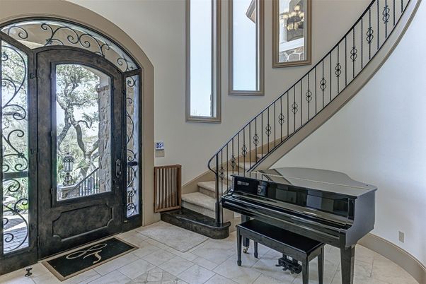 Interior, Piano