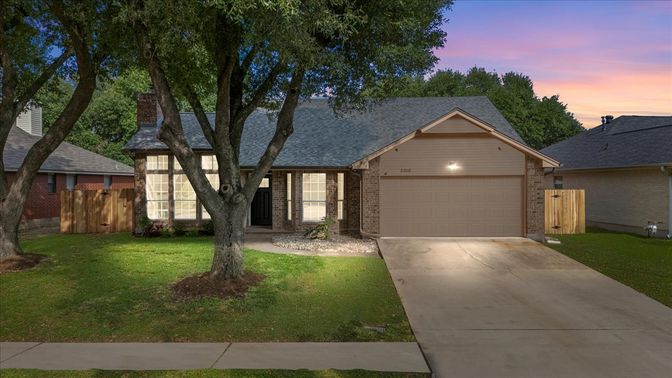 Attached, Exterior, Facade, Ranch