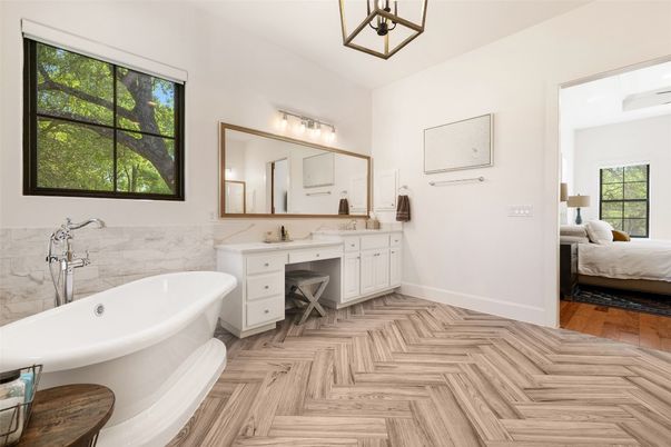 Bathroom, Bedroom, Free Standing Baths, Interior, Pendant Lights, Wood Texture Flooring