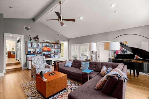 Interior, Living room, Pendant Lights, Piano, Recessed Lighting, Wood Texture Flooring