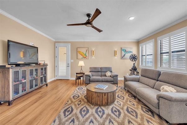 Fitness Equipment, Interior, Living room, Recessed Lighting, Wood Texture Flooring