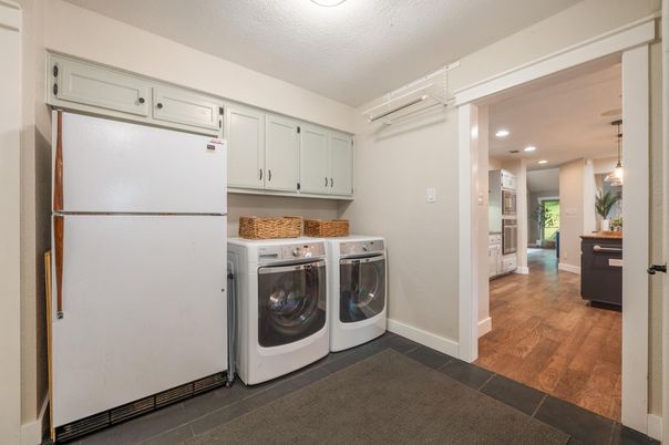 Interior, Pendant Lights, Recessed Lighting, Washer, Wood Texture Flooring