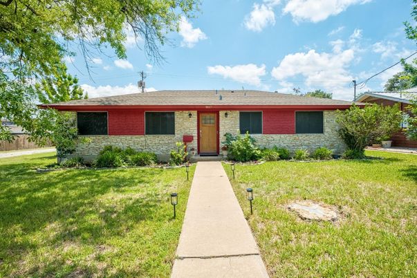 Exterior, Facade, Ranch