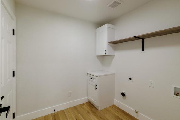 Interior, Washer, Wood Texture Flooring