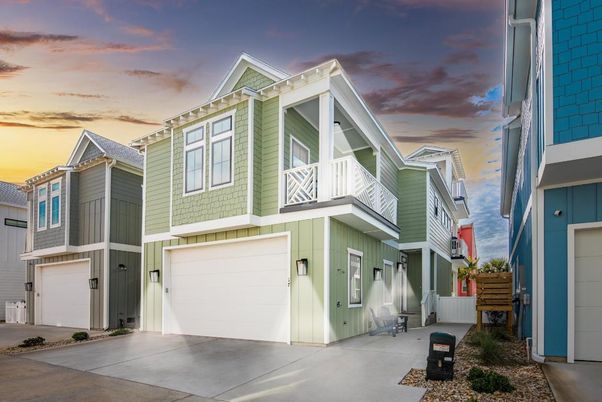 Attached, Exterior, Facade, Rowhouse