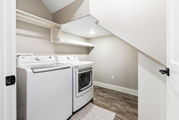 Interior, Recessed Lighting, Washer, Wood Texture Flooring