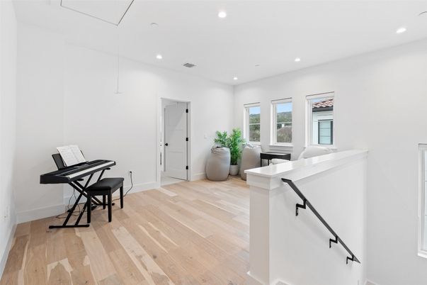 Interior, Piano, Recessed Lighting, Wood Texture Flooring