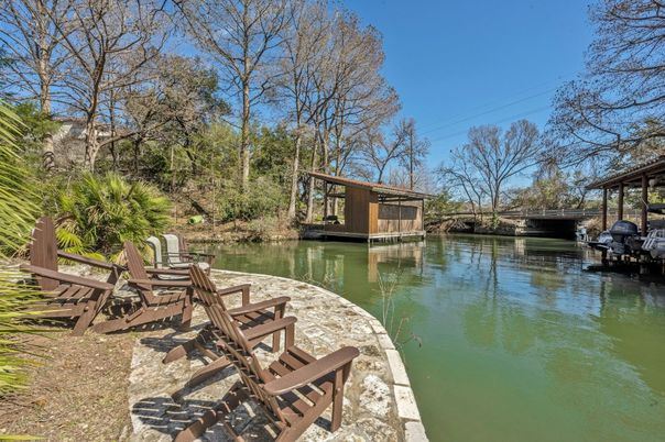 Exterior, Lake