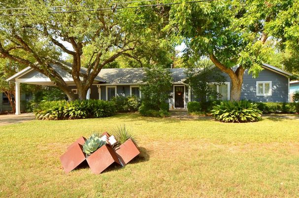 Backyard, Exterior, Facade, Ranch