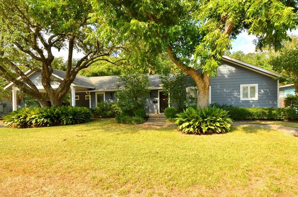 Backyard, Exterior, Facade, Ranch