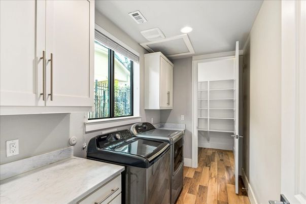 Interior, Recessed Lighting, Washer, Wood Texture Flooring