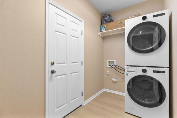 Interior, Utility Closets, Washer, Wood Texture Flooring