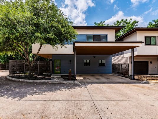 Exterior, Facade, Modern