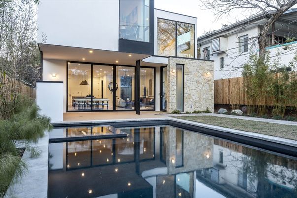 Exterior, Facade, Pool, Modern